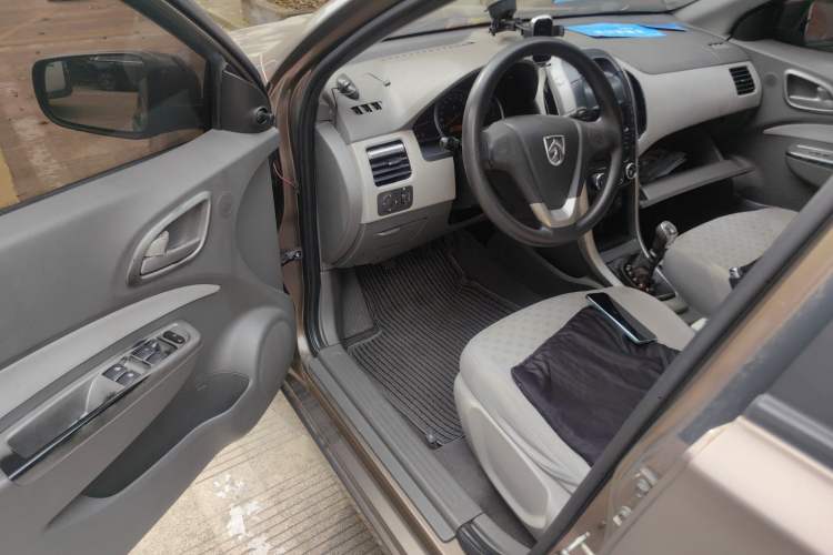 Used Baojun 630 2013 1.5L manual standard version