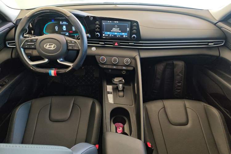 Used Hyundai Elantra 2023 1.5L CVT GLX Elite Edition Center Console