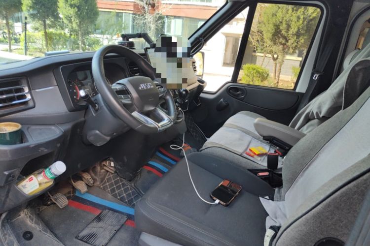 Used JMC Fushun 2023 2.0T Manual Short-Wheelbase Low-Roof Commercial Multi-Purpose Passenger Vehicle 6 Seats with Dual-Opening Tailgate Driver Seat