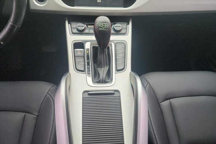 Used Geely Auto Emgrand X7 Sport 2018 1.8TD Automatic Two-Wheel Drive Smart Connect 4G Internet Edition Gear Lever