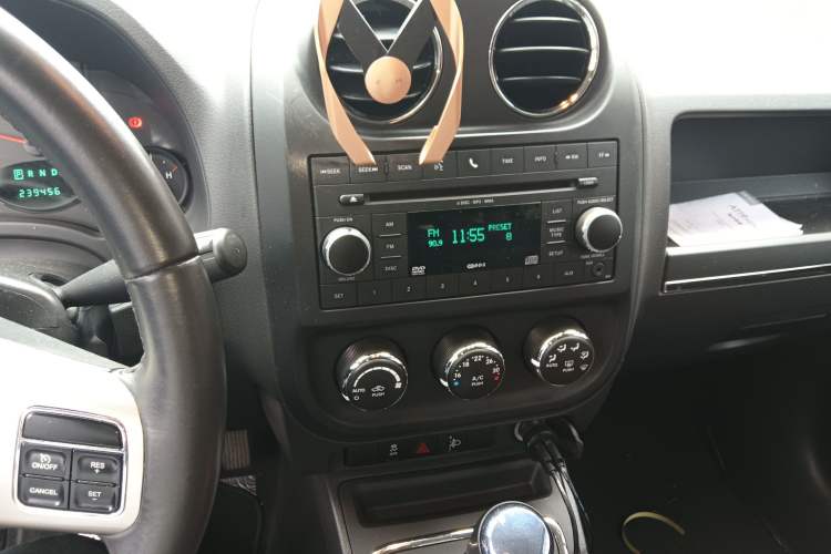 Used Jeep Compass 2011 2.4L four-wheel-drive sport version Audio And AC Panel