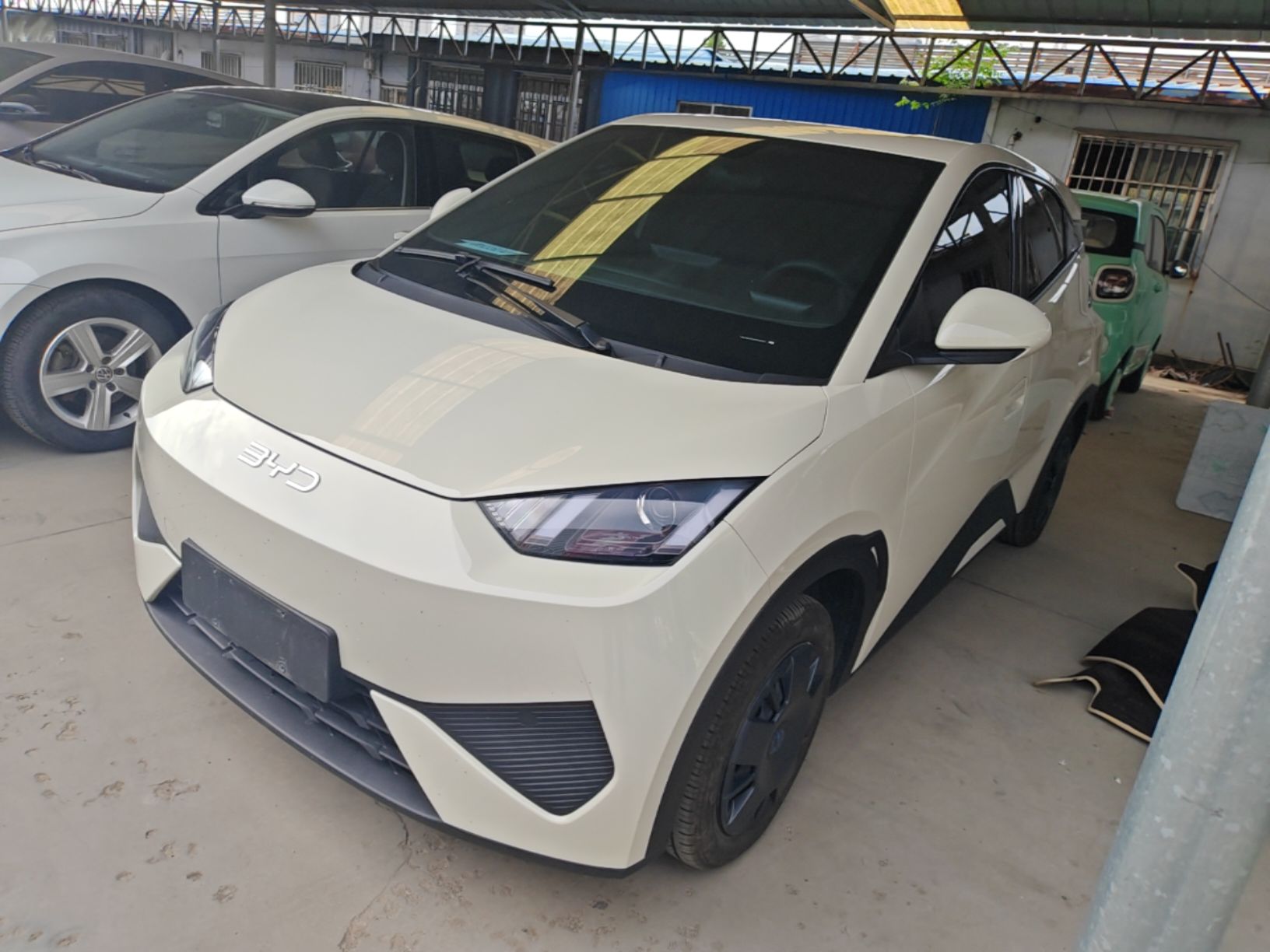 Под передней частью автомобиля