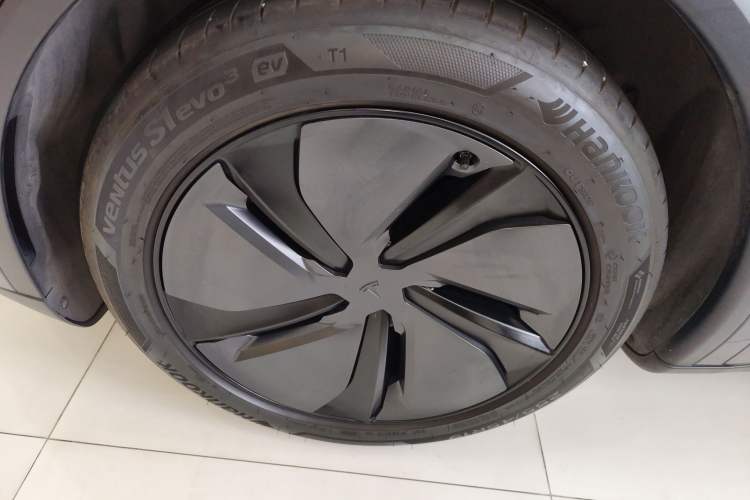 Used Tesla Model Y 2025 Long-Range All-Wheel-Drive Version
