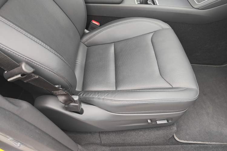 Used Tesla Model Y 2025 Long-Range All-Wheel-Drive Version Right Front Seat