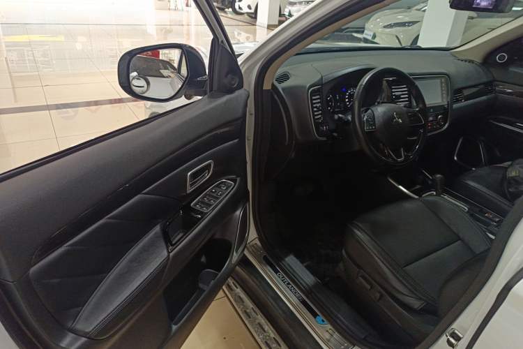 Used Mitsubishi Outlander 2019 2.0L Two-Wheel Drive Comfort Edition 7-Seater China VI Standard
