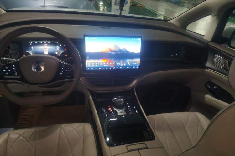 Used Denza D9 2022 DM-i 1040 Prestige Model
