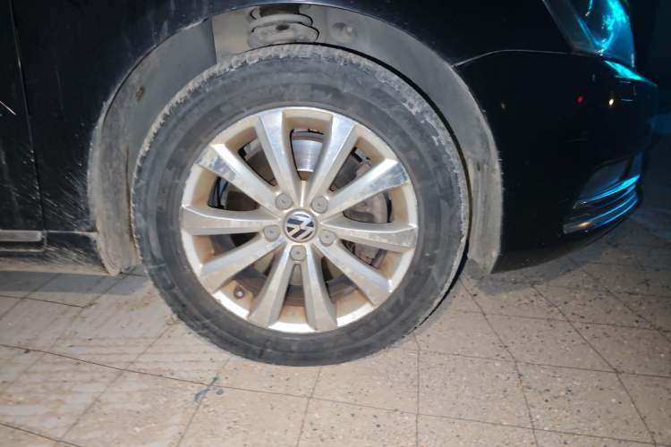 Used Volkswagen Magotan 2013 1.8TSI Luxury Model Right Front Wheel Hub