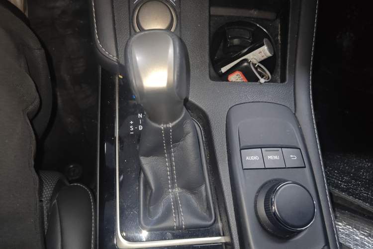 Used Lexus ES 2015 300h Comfort Edition Gear Lever