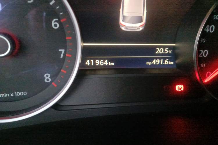 Used Volkswagen Touareg 2016 3.0 TSI Standard Version Odometer Close Up