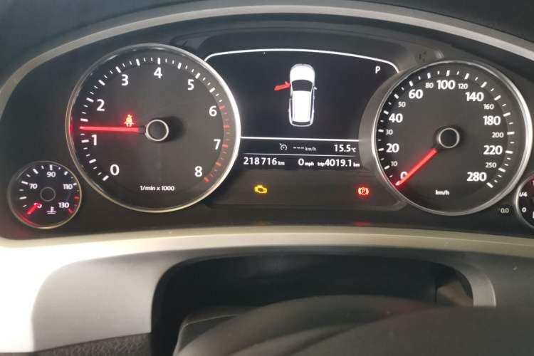 Used Volkswagen Touareg 2011 3.0 TSI Comfort Version Odometer Close Up