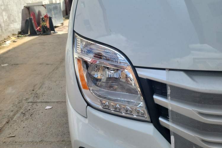 Used SAIC MAXUS Xintu V80 2023 2.0T Manual Classic Aoyuntong Long Wheelbase Mid-Height 6/7/8/9-Seater Right Front Headlight