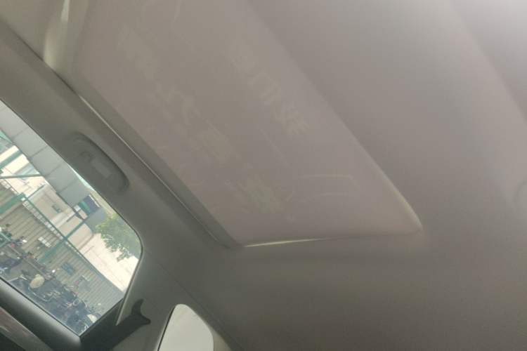 Used Roewe RX5 2016 20T Two-Wheel Drive Automatic Internet Smart Edition Headliner