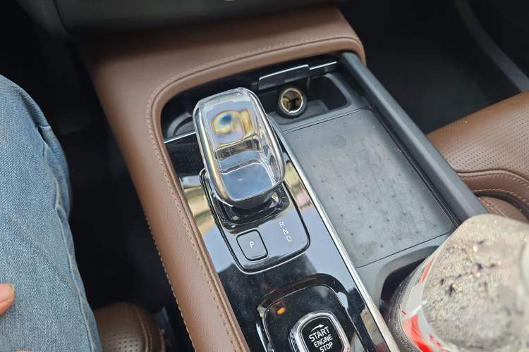 Used Volvo XC90 2022 B6 Zhiya Luxury 7-Seater Gear Lever