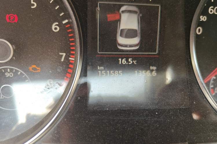 Used Volkswagen FAW-Volkswagen CC 2015 1.8TSI Luxury Model Odometer Close Up