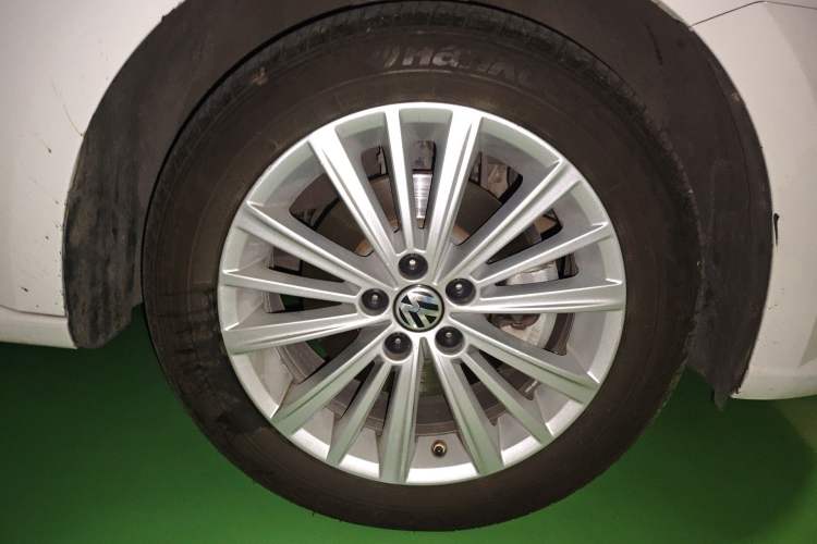 Used Volkswagen Gran Lavida 2013 1.6L Automatic Comfort Model Right Front Wheel Hub