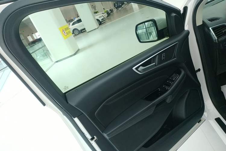 Used Ford Edge 2018 EcoBoost 245 Two-Wheel-Drive Titanium 7-Seater China VI Standard
