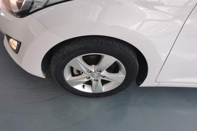 Used Hyundai Elantra (5th Generation / Langdong) 2012 1.6L Automatic Leading Model Left Front Wheel Hub