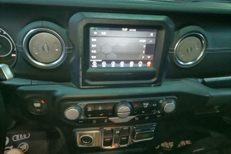 Used Jeep Wrangler 2019 2.0T Sahara Four-Door Version China VI Emission Standard Audio And AC Panel