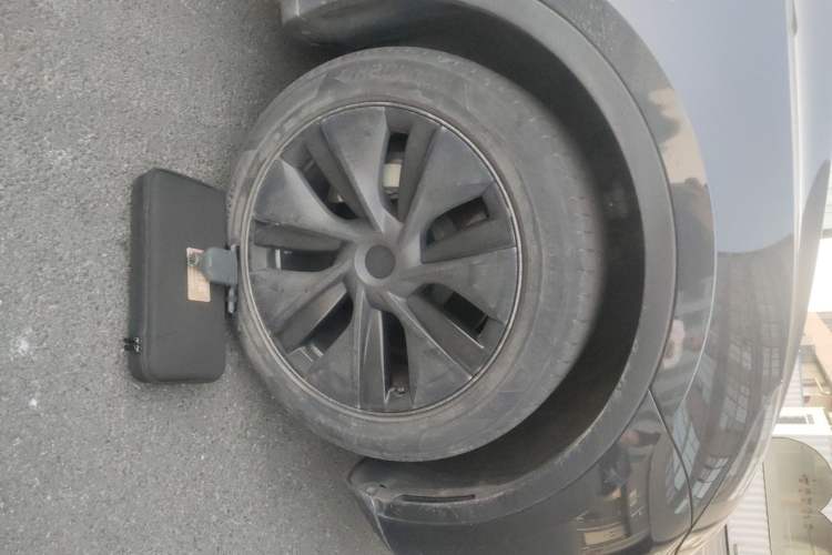 Used Tesla Model Y 2024 Rear-Wheel-Drive Version Right Front Wheel Hub