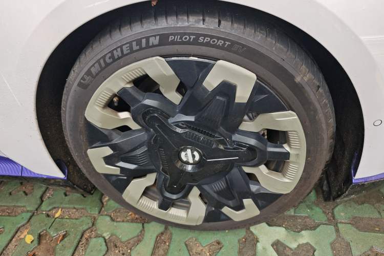 Used HiPhi Z 2023 Five-Seater Version Right Front Wheel Hub