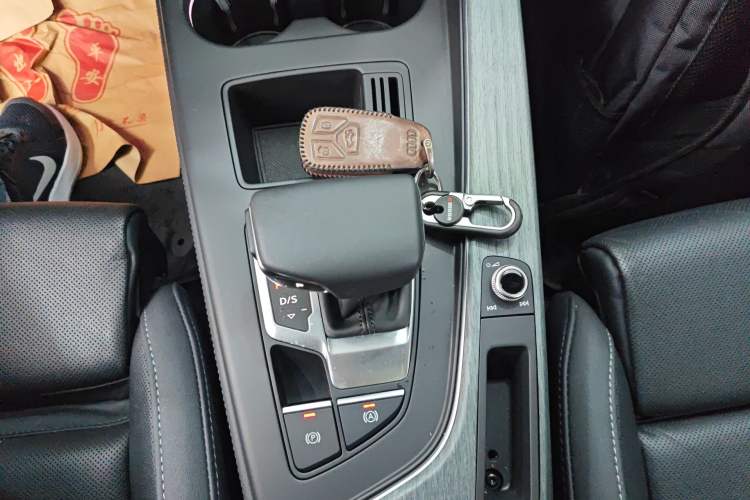 Used Audi A4L 2022 40 TFSI Luxury Dynamic Model Gear Lever