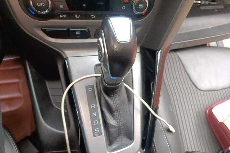 Used Ford Focus 2012 Sedan 1.6L Automatic Fashion Edition Gear Lever