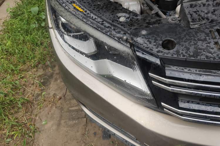 Used Volkswagen Tiguan 2013 1.8 TSI Automatic All-Wheel Drive Luxury Model Right Front Headlight