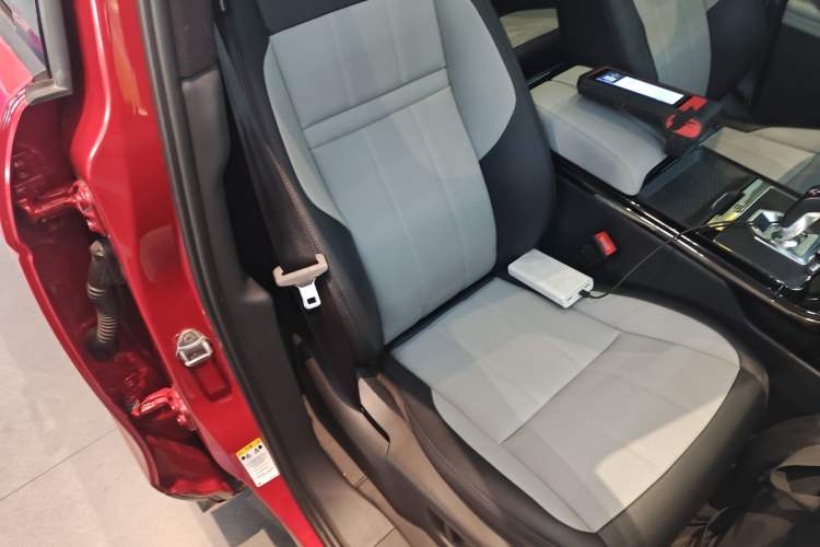 Used Land Rover Range Evoque 2020 249 PS R-DYNAMIC S Blackened Sport Technology Edition Right Front Seat