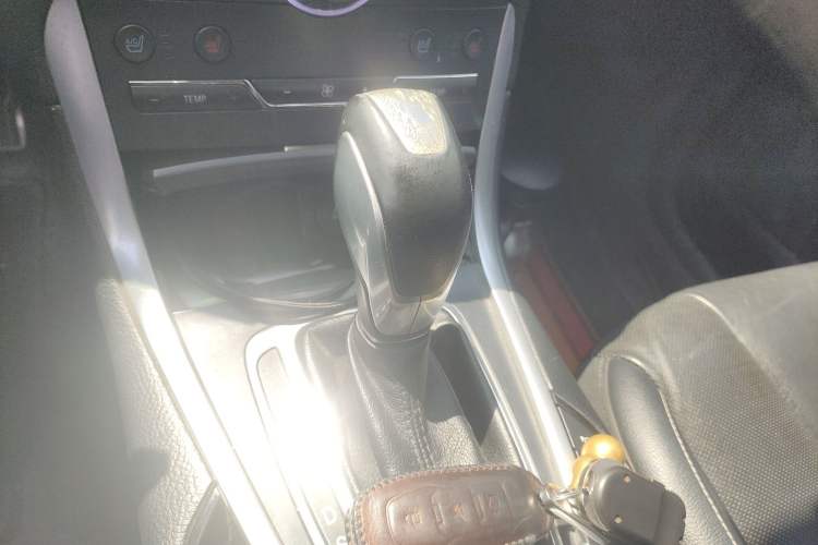 Used Ford Edge 2016 EcoBoost 245 Four-Wheel Drive Titanium 7-Seater Gear Lever