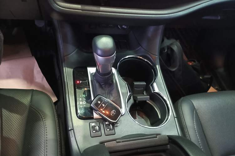 Used Toyota Highlander 2018 2.0T Two-Wheel Drive Luxury Edition 7 Seats China VI Standard Gear Lever