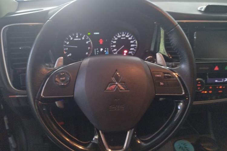 Used Mitsubishi Outlander 2016 2.4L 4x4 Elite Edition 5 Seats Steering Wheel