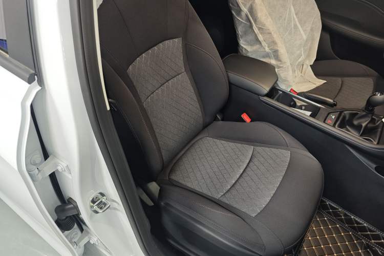 Used Roewe i5 2026 Model 1.5L Manual Comfort Version
