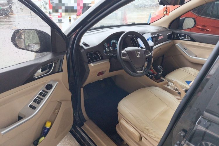 Used Baojun 730 2014 1.5L manual standard trim 7 seats
