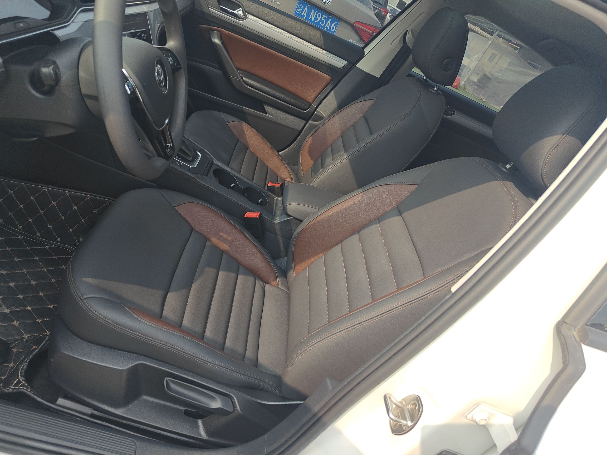 Переднее сиденье в автомобиле