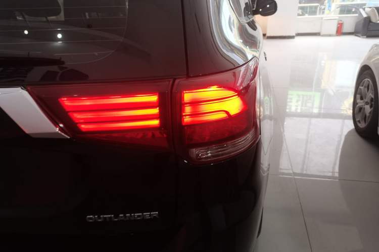 Used Mitsubishi Outlander 2021 2.0L Two-Wheel Drive Comfort Edition 7 Seats
