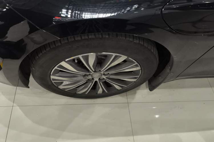 Used Hongqi E-QM5 2022 431 km Charge & Enjoy Edition Left Front Wheel Hub