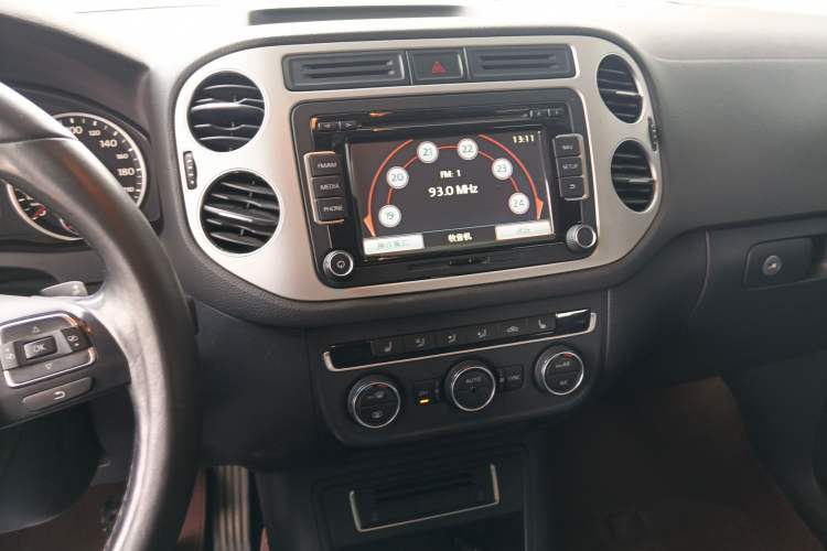 Used Volkswagen Tiguan 2015 1.8TSI Automatic Two-Wheel Drive Luxury Model Audio And AC Panel