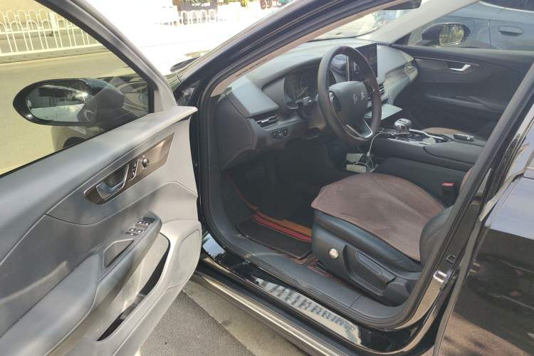 Used Hongqi E-QM5 2022 431 km Charge & Enjoy Edition