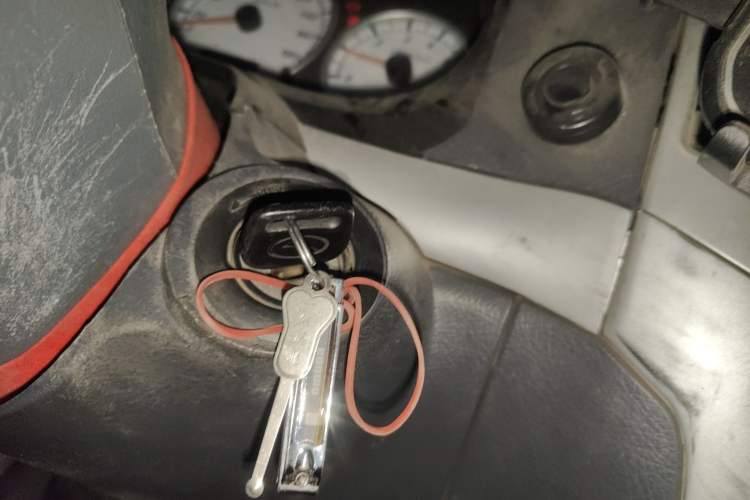 Used King Long Golden Way 2015 2.0L Van Long Wheelbase Model 4G21B
