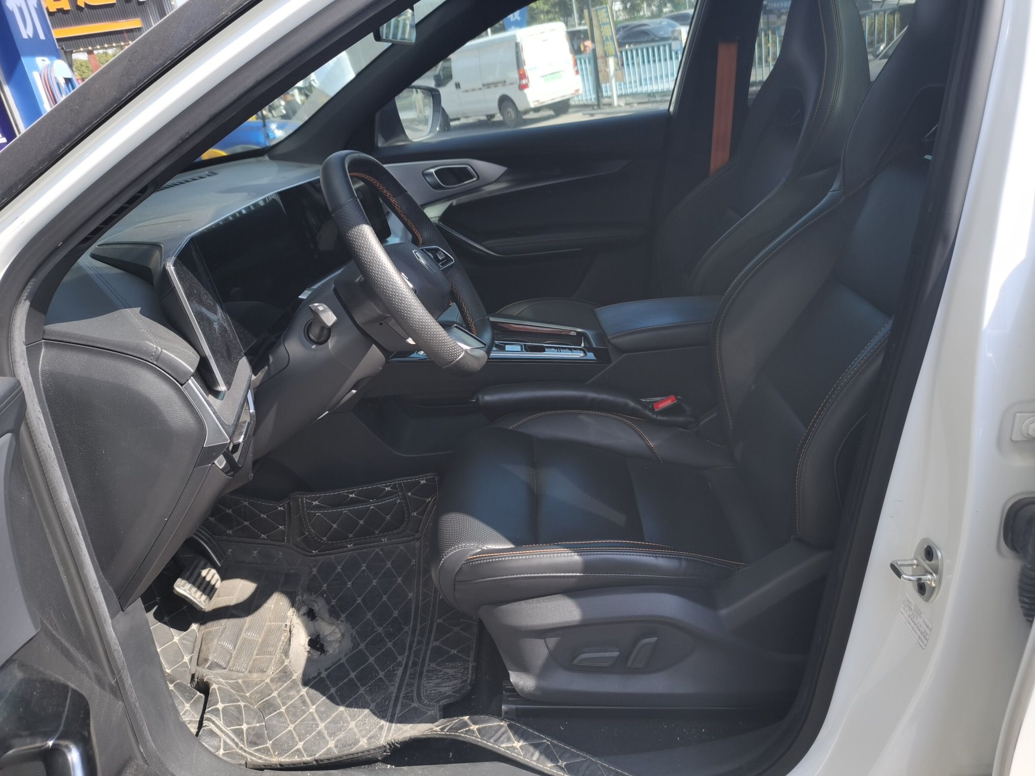 المقاعد الأمامية داخل السيارة