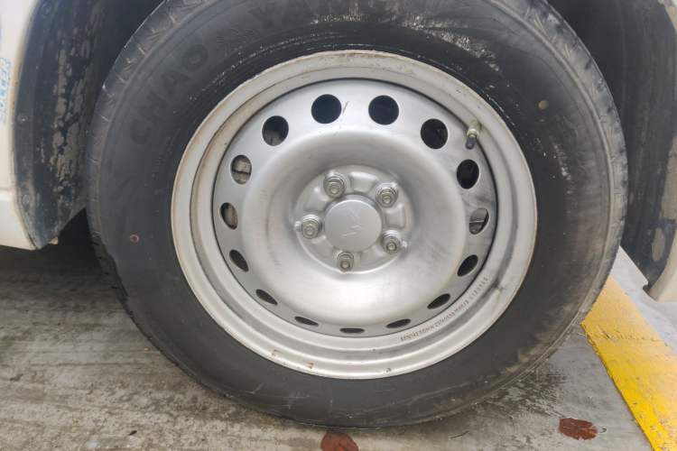 Used Wuling Hongguang PLUS 2019 1.5T Manual Standard Edition 5 Seats Right Front Wheel Hub