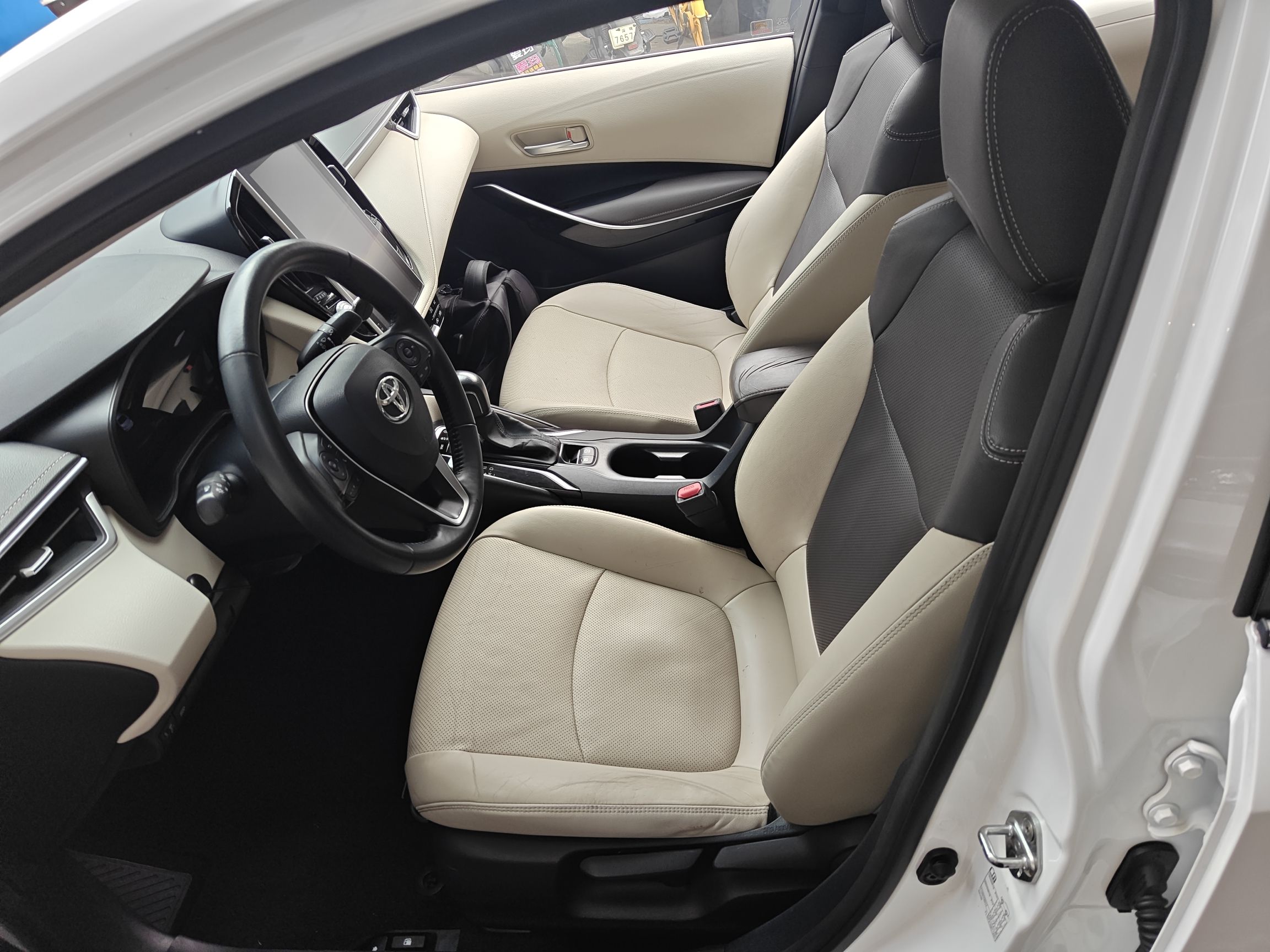 المقاعد الأمامية داخل السيارة