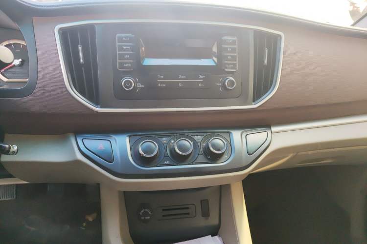 Used FORTHING Lingzhi 2019 M5L 1.6L 7-Seater Base Model China VI Standard