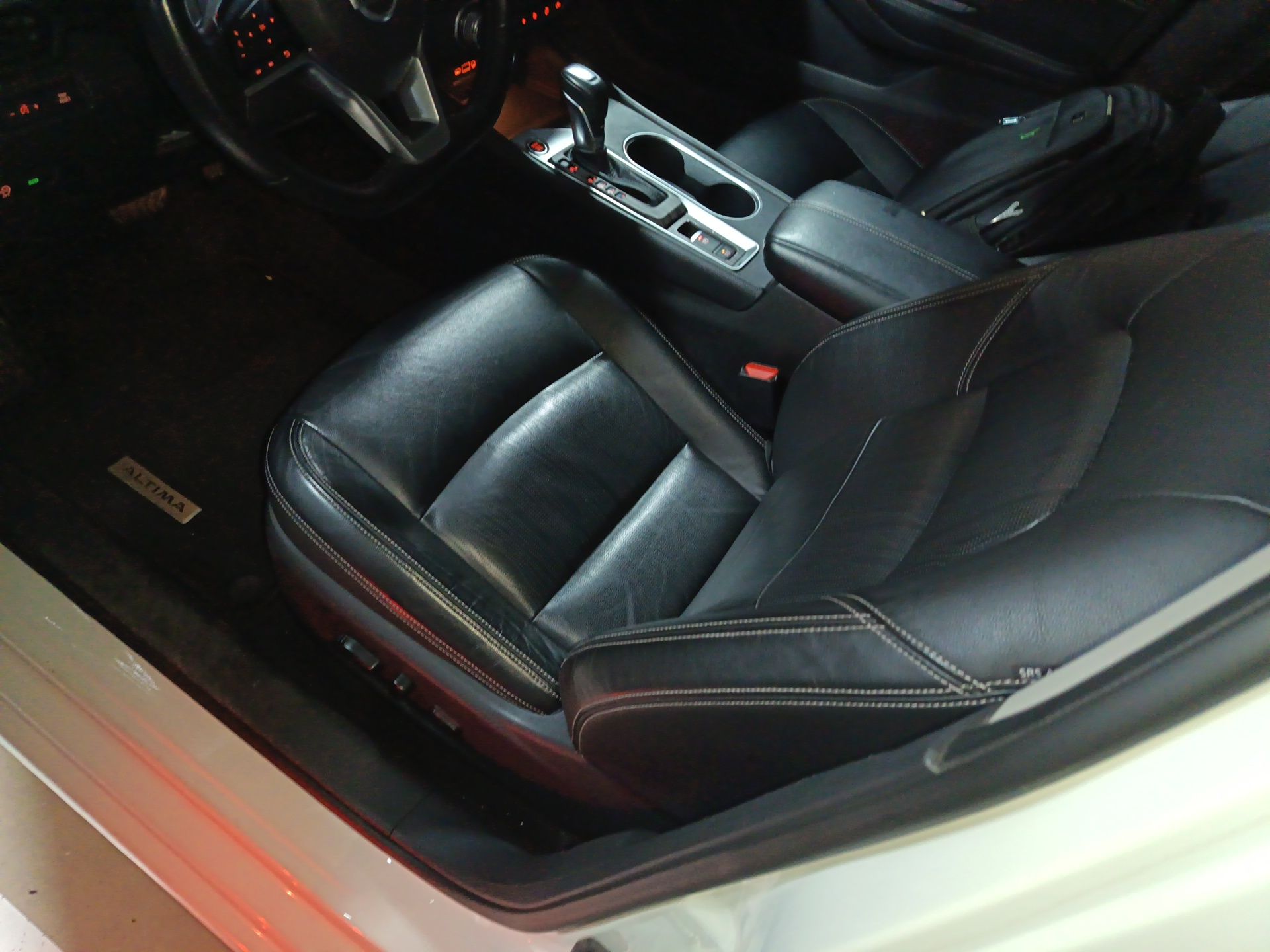 Переднее сиденье в автомобиле