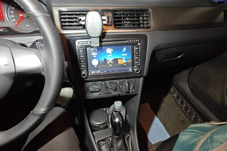 Used Volkswagen Santana 2013 1.6L Automatic Comfort Edition Audio And AC Panel