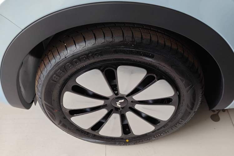 Used Wuling Bingo 2025 333 km Lingxi Connected Version Left Front Wheel Hub