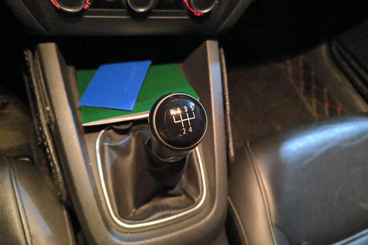 Used Volkswagen Sagitar 2014 1.6L Manual Comfort Model Gear Lever