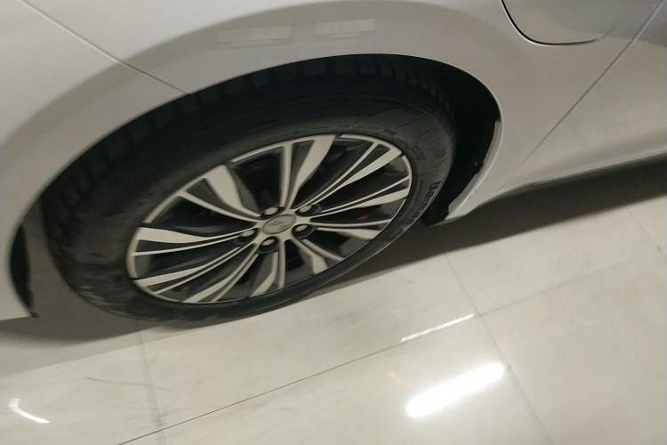 Used Hongqi E-QM5 2022 431 km Charge & Enjoy Edition Left Front Wheel Hub