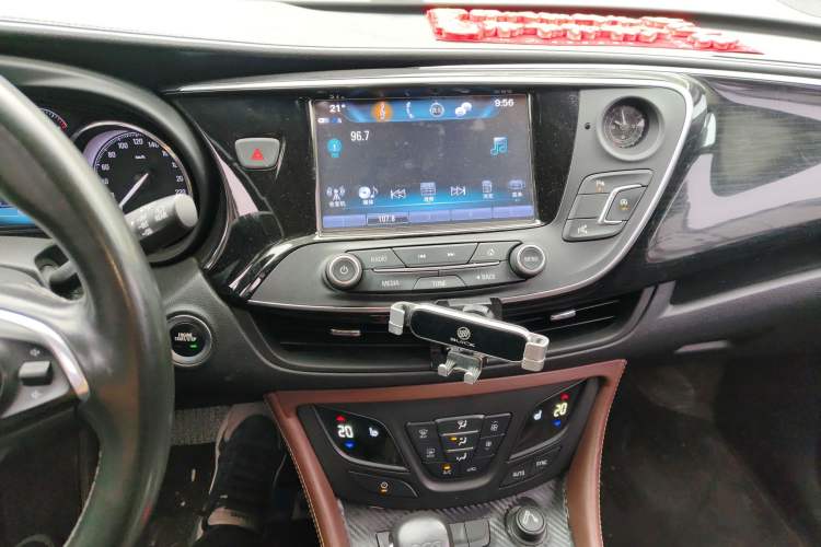 Used Buick Envision 2018 20T Two-Wheel Drive Luxury Model Audio And AC Panel