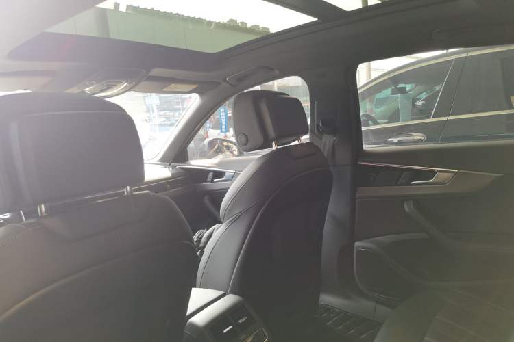 Used Audi A4L 2023 40 TFSI quattro Luxury Dynamic Edition Headliner